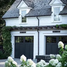 درهای گاراژ مارنر در اینستاگرام: «یک خانه سفید و سیاه کلاسیک هرگز ناامید کننده نیست.  تصور کنید کلاه فرنگی کاملاً با رنگ سبز پوشانده شده است!  ؟  .  .  خانه دوست داشتنی توسط:sbphomes.  .  .... "