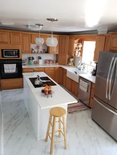 آشپزخانه سفید با کابینت های بلوط عسلی