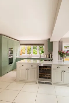از این آشپزخانه سبز روشن و سفید با کابینت سفارشی به سبک شیکر و دستگیره های کروم براق دیدن کنید