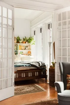 این آپارتمان Warmly Lit Charleston دارای 425 فوت مربع از سبک جنوبی و شیشه های رنگی است