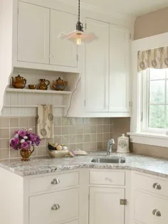 یک آشپزخانه سفید و زیبا در یک خانه احیای استعماری