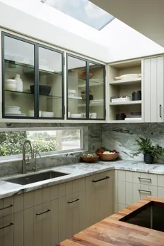 کابینت های آشپزخانه به رنگ خاکستری روشن ، به همان اندازه که پیچیده است ، پیچیده است