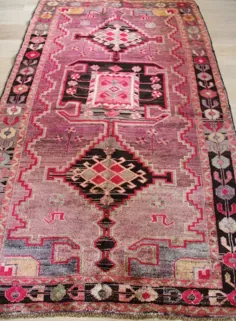 شماره 0082 فرش ایرانی عتیقه بانوی صورتی (4'2 7 7'2)