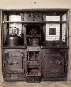 محدوده آشپزخانه Trident نصب شده در اتاق آرام در Dunham Massey ، تهیه شده توسط Clement Jeakes در طی مدرن سازی سال 1906 ، دو کتری و یک ماهیتابه را بالای دو اجاق نشان می دهد