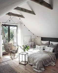 اتاق خواب زیر سقف ، کف چوبی سبک ، صندلی گهواره ای ، بزرگ... - تعطیلات به دنیا - ایده های صندلی