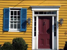 درب قرمز کرکره آبی خانه زرد