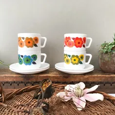 فنجان ها و نعلبکی های Arcopal Lotus ، فنجان های قهوه یا چای.  ظروف یکپارچه نارنجی / قرمز ، طرح گل ، ظروف آشپزخانه پیرکس فرانسه دهه 70