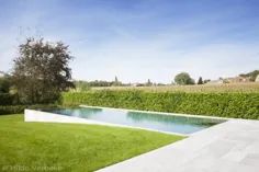 استخر Infinity waarbij binnen- en buitenbekleding uitgevoerd zijn in Belgische blauwe hardsteen ‹De Mooiste Zwembaden