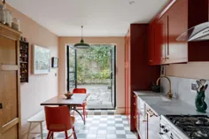 آشپزخانه هفته: بزرگ شدن با رنگ در یک فضای کوچک - Remodelista
