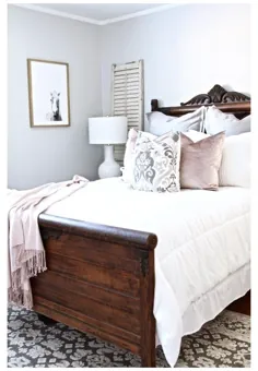 مبلمان اتاق خواب چوبی تیره دیوارهای سفید