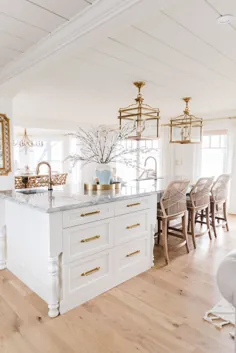 آشپزخانه سفید سفید ساحلی کلاسیک - سبک لزلی
