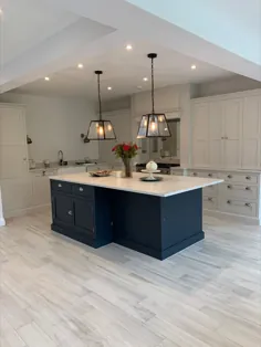 آشپزخانه دست ساز خاکستری روشن ، جزیره ای به رنگ آبی تیره با روکش های مخصوص چربی ، میزهای کار سفید و آینه کاری آینه ای