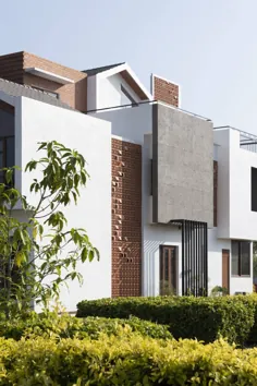 دیوارهای سفید ، آجرهای ساخته شده از آجر و سیمان سه گانه فراگیر این خانه بنگالوره است که از نظر محیط زیست آگاه است