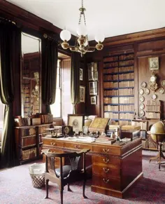کتابخانه در اردیگ با میز C18th کتابخانه چوب ماهون (به روشی توماس چیپندیل) ، صندلی میز و نمای گوشه ای از قفسه های کتاب از سقف و آینه بزرگ روی یک دیوار