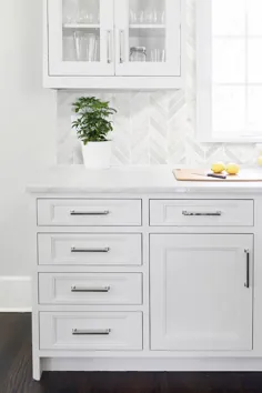 کابینت های آشپزخانه سفید صفحه آشپزخانه سنگ مرمر کاشی پشت سنگ مرمر |  Backsplash.com