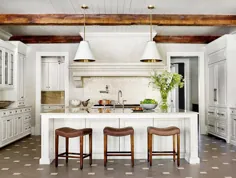 خانه سنتی در اینستاگرام: "تیرهای چوبی و سقف آویز کشتی ،karenhferguson ازharrisondesign باعث راحتی خانه مزرعه به یک آشپزخانه کلاسیک می شود.  ؟ "
