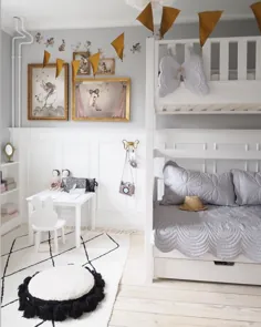 اتاق خواب کودکانه شیک نوردیک دارای لحاف تخت خاکستری کبوتر توسط Bonne Mere