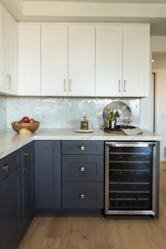 آشپزخانه سفید معاصر با کابینت های رویه سفید و کابینت های پایین آبی