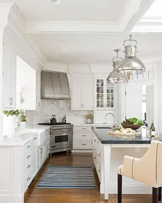 تریسی در اینستاگرام: “آشپزخانه زیبا.  هنگامی که فضای خود را تنگ می کنید راه حل خوبی برای اجاق گاز است.  archdigest #kitchen #architecturaldigest # whitekitchen # سفید "