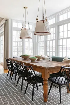 صندلی های اسپیندل سیاه در میز غذاخوری Farmhouse - کلبه - اتاق ناهار خوری