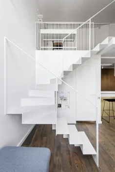White Apartment: سطح سفید طراحی داخلی مدرن با میزانسن در یک آپارتمان