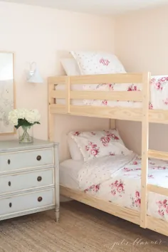 یک اتاق خواب کلبه ای با تختخواب سفری چوبی جذاب |  جولی بلانر