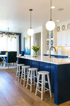 آشپزخانه آبی و سفید با جزیره آشپزخانه ، چهارپایه و میز آشپزخانه با صندلی