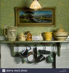 عکس - صفحه نمایش جزئیات قفسه دیواری عتیقه بالای سینک ظرفشویی و ظروف آشپزخانه قرن نوزدهم و غیره 1880's repro