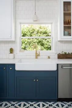 کابینت های آبی تیره با سینک ظرفشویی Farmhouse - انتقالی - آشپزخانه - Farrow و Ball Hague Blue