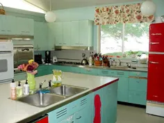 کابینت های آشپزخانه فلزی نانسی یک پوشش رنگ تازه دارند - و بسیاری از لهجه های قرمز جدید -