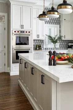 کابینت های آشپزخانه سفید با سخت افزار مشکی |  Countertopsnews