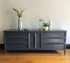 Grey Mid Century Modern Credenza // Refinished MCM Dresser // Vintage Modern Media Console // Mid-Century Sideboard // Painted Buffet by Ravenswood احیای مجدد Ravenswood Revival of Chicago، IL |  اتاق زیر شیروانی