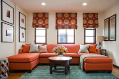 فرش با کاناپه نارنجی پررنگ الگوی ظریف به اتاق نشیمن می بخشد - Decoist