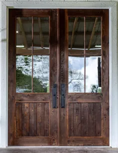 درب ورودی چوب جامد با شیشه ایمنی.  دست ساز ، درب معاصر در دکور خانه.