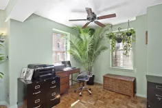 گیاهان داخل سالن ، جلوه ای از گلم گرمسیری را به این دفتر خانه سنتی در منهتن - Decoist می آورند