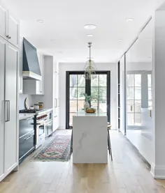 آشپزخانه گالی باریک با فضای ذخیره سازی زیاد - توسط Designstrom