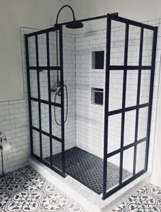 حمام خانه کشاورزی صنعتی B&W با صفحه نمایش دوش Gridscape به سبک پنجره کارخانه سیاه