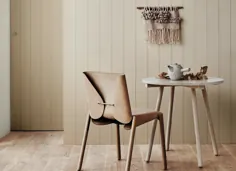 صندلی غذاخوری منحصر به فرد در میز چوبی با دیوار چوبی رنگ خنثی