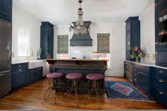 کابینت های آبی تیره برای آشپزخانه به سبک ویکتوریایی که جلوه های مدرن را در آن ایجاد می کند - Decoist