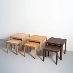 .
میز پذیرایی سیمپل 
میز پذیرایی سیمپل همانند اسمش طراحی ساده و مینیمال دارد. فرم این میز مربع است و گوشه‌ها و پایه‌ها انحنای ظریفی دارند. 
صفحه میز که با لایه ضخیم چوب راش روکش شده  و به جای آن‌که روی پایه‌ها قرار گیرد با ظرافت تمام درون یک قاب چوبی نشست