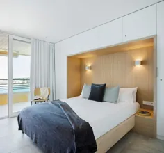 یک تخت خواب چوبی شناور توکار در این آپارتمان ساحلی خانگی در معماری Gerona / ZEST