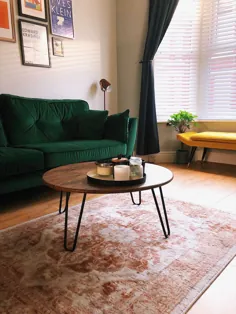 مبل روی مخمل سبز با فرش مضطرب در خانه تراس دار