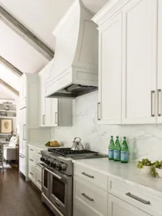 آشپزخانه + غذاخوری: آشپزخانه ای با سقف های طاق دار