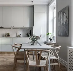 زیرچشمی نگاه کردن به یک آپارتمان شیک گوتنبرگ با یک پالت ظریف و برخی از عناصر قابل توجه طراحی - طراحی شمال اروپا