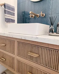 سازندگان سفارشی Blueline در اینستاگرام: “سفال شکاف بلوط سفید غرور شناور برای حمام اتاق پودر.  جزئیات زیبا برای حمام پودر. "