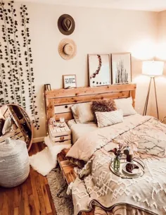 پس عاشق این اتاق خواب گرم و جذاب با یک تخت پالت عالی و دکور عالی هستید؟