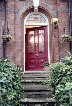 با صفحه های شیشه ای رنگی در درب ورودی قرمز ، به خانه شهر ویکتوریا بروید