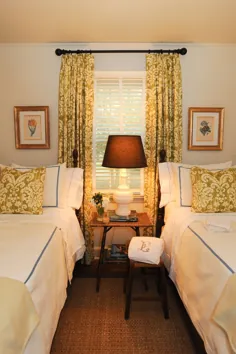 تختخواب های دوقلو در اتاق مهمان کوچک با پرده و بالش تطبیق پذیر - Decoist