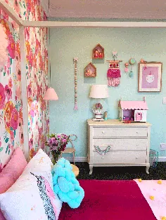 اتاق دخترانه رنگارنگ و گل آوریل - توسط کودکان و نوجوانان داخلی