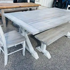 میز روستایی پایه دار روستایی با نیمکت های خاکستری کربنی با ست غذاخوری پایه سفید خالص و میز آشپزخانه با تخته های نان